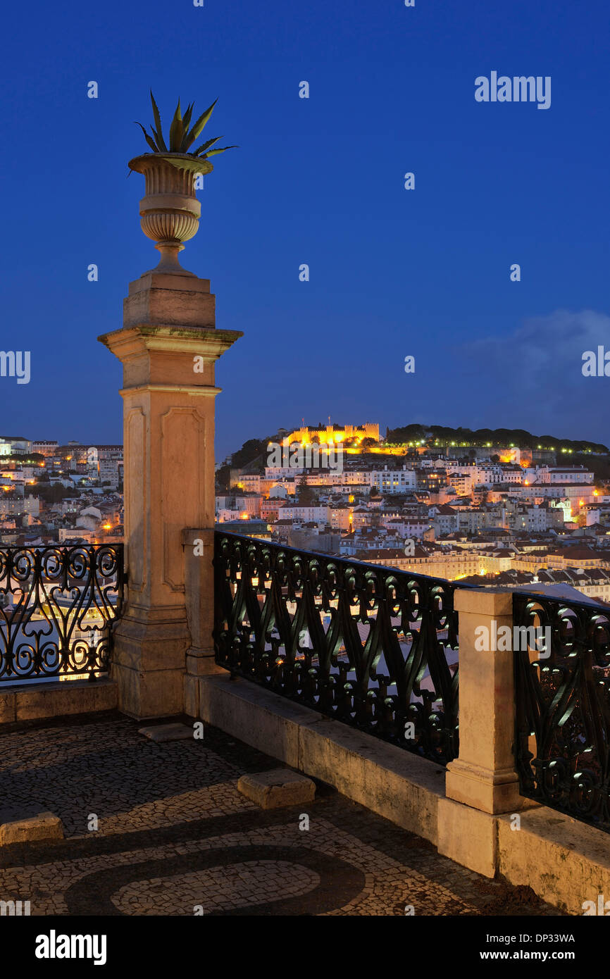 Castelo de Sao Jorge illuminé de nuit vu de Sao Pedro de Alcantara, Lisbonne, Portugal Banque D'Images
