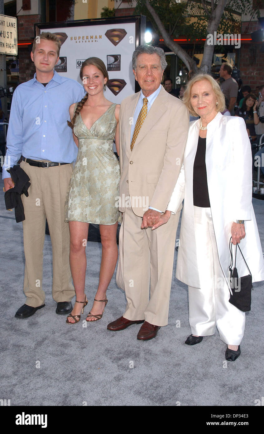 Jun 21, 2006 ; Los Angeles, CA, USA ; actrice EVA MARIE SAINT avec mari JEFFREY HAYDEN et grangchildren Molly et Tyler au 'Superman Returns' Première mondiale tenue au Mann Village Theatre, Westwood. Crédit obligatoire : Photo par Paul Fenton/ZUMA KPA.. (©) Copyright 2006 by Paul Fenton-KPA Banque D'Images