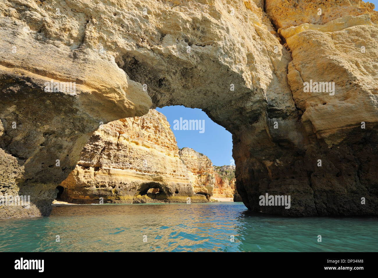 Falaises avec arches naturelles entre Armacao de Pera et Portimao, Benagil, Lagoa, Portugal Banque D'Images