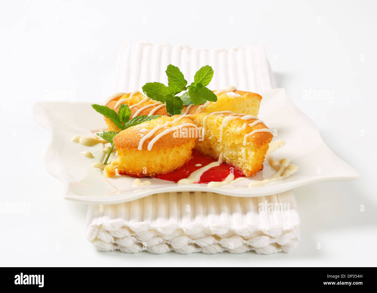 Crème anglaise muffins rempli avec sauce aux framboises Banque D'Images