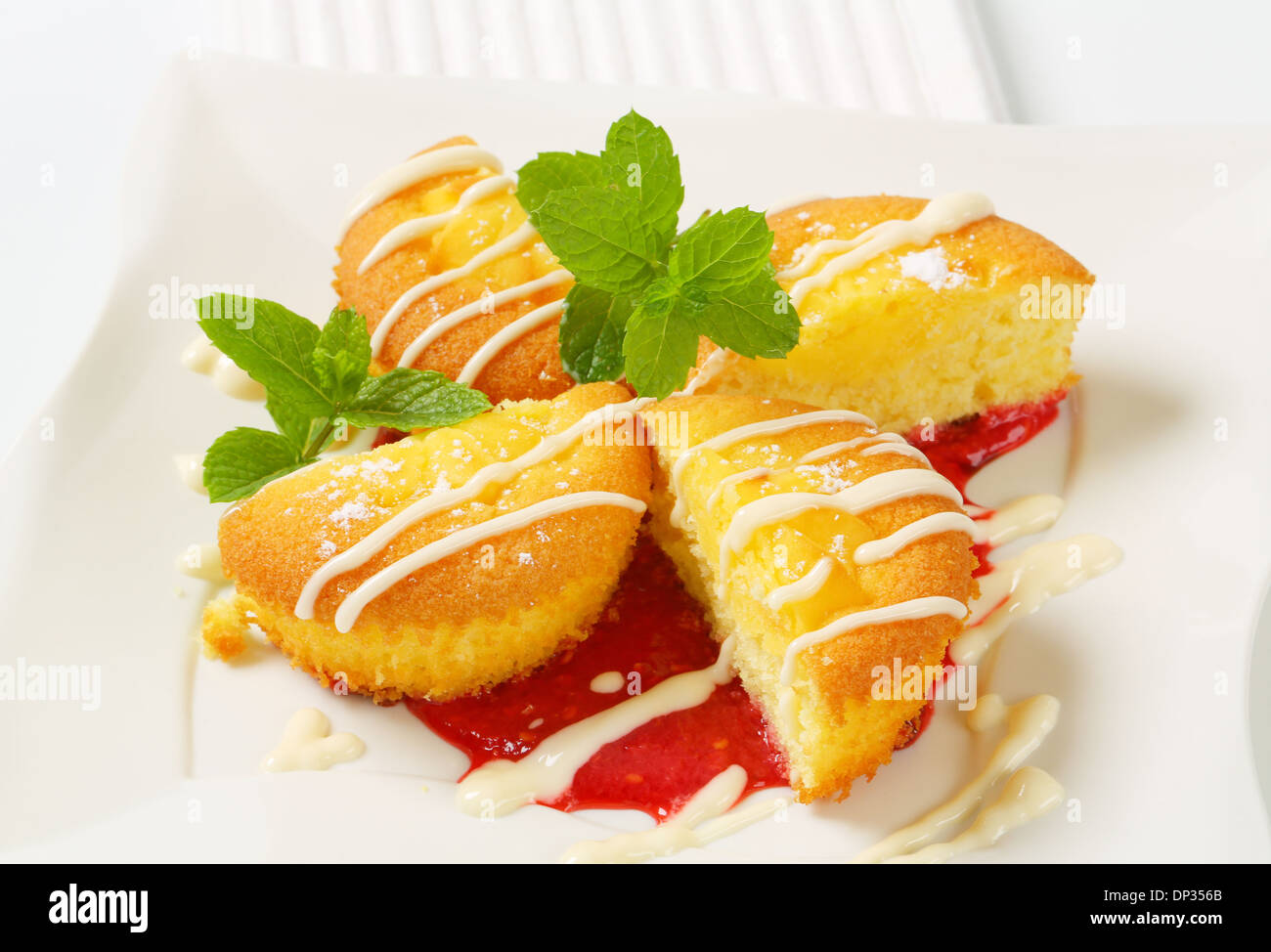 Crème anglaise muffins rempli avec sauce aux framboises Banque D'Images