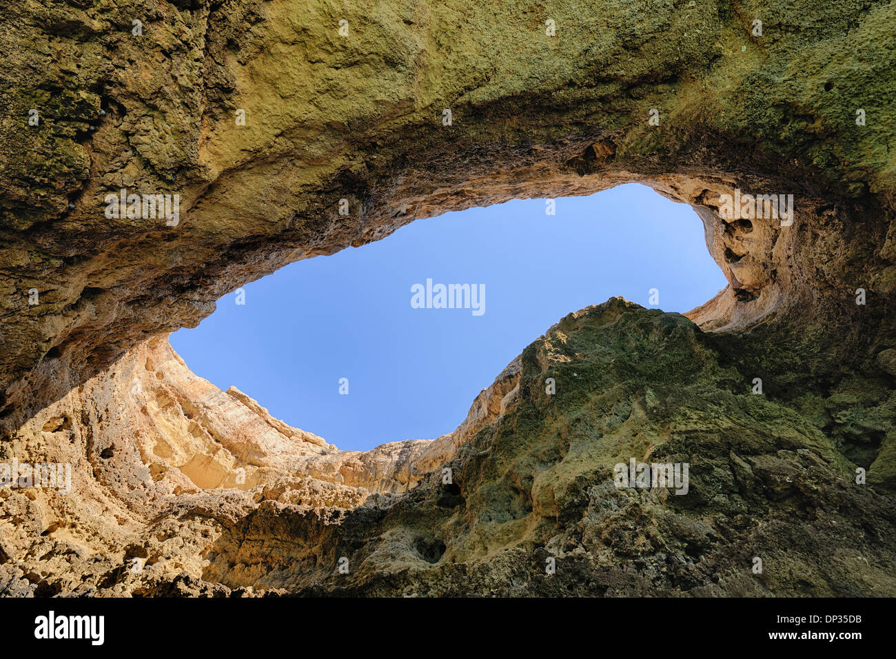 Arche naturelle dans les falaises entre Armacao de Pera et Portimao, Benagil, Lagoa, Portugal Banque D'Images