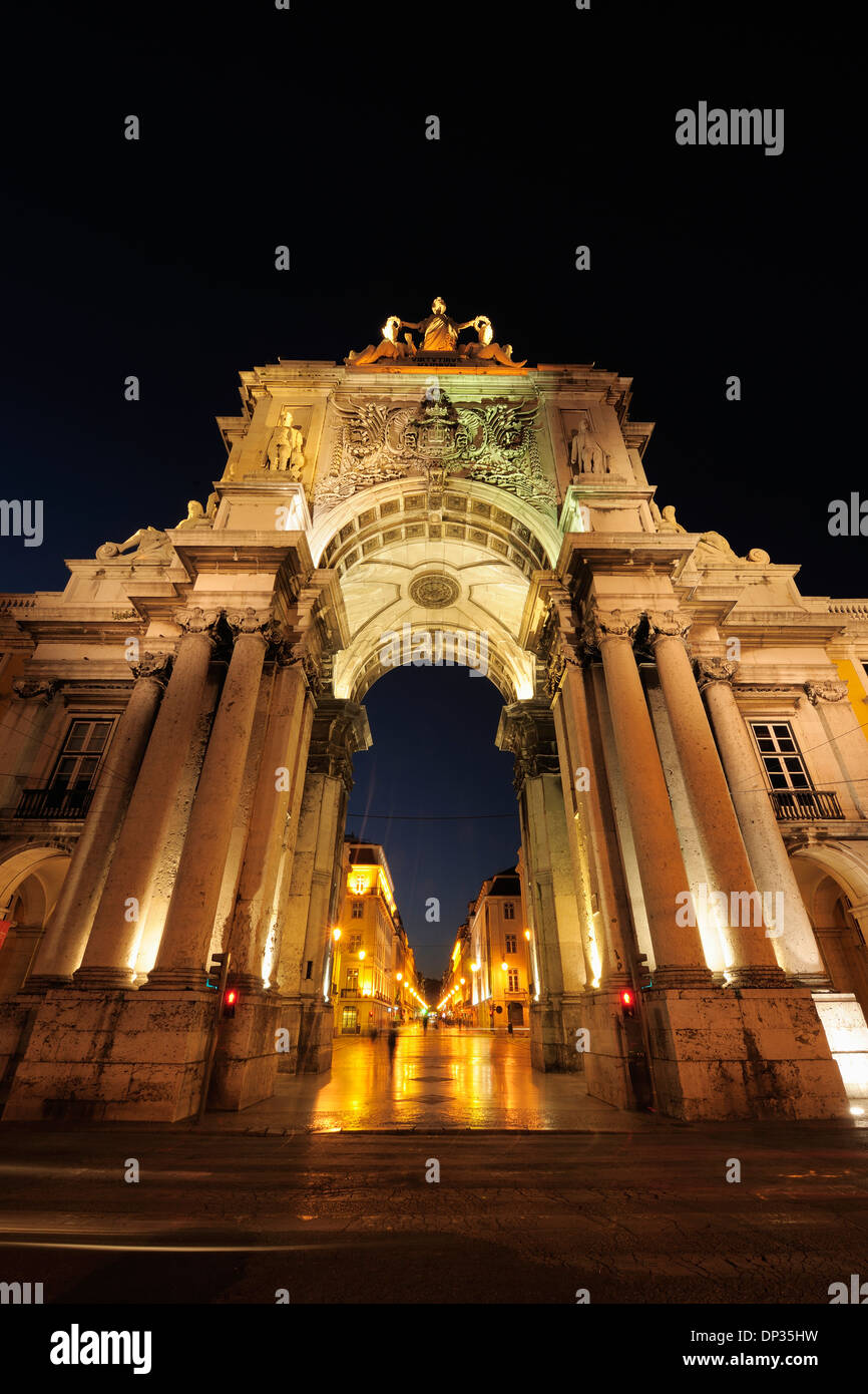 Arco da Rua Augusta à Praca do Comercio éclairés la nuit, la Baixa, Lisbonne, Portugal Banque D'Images