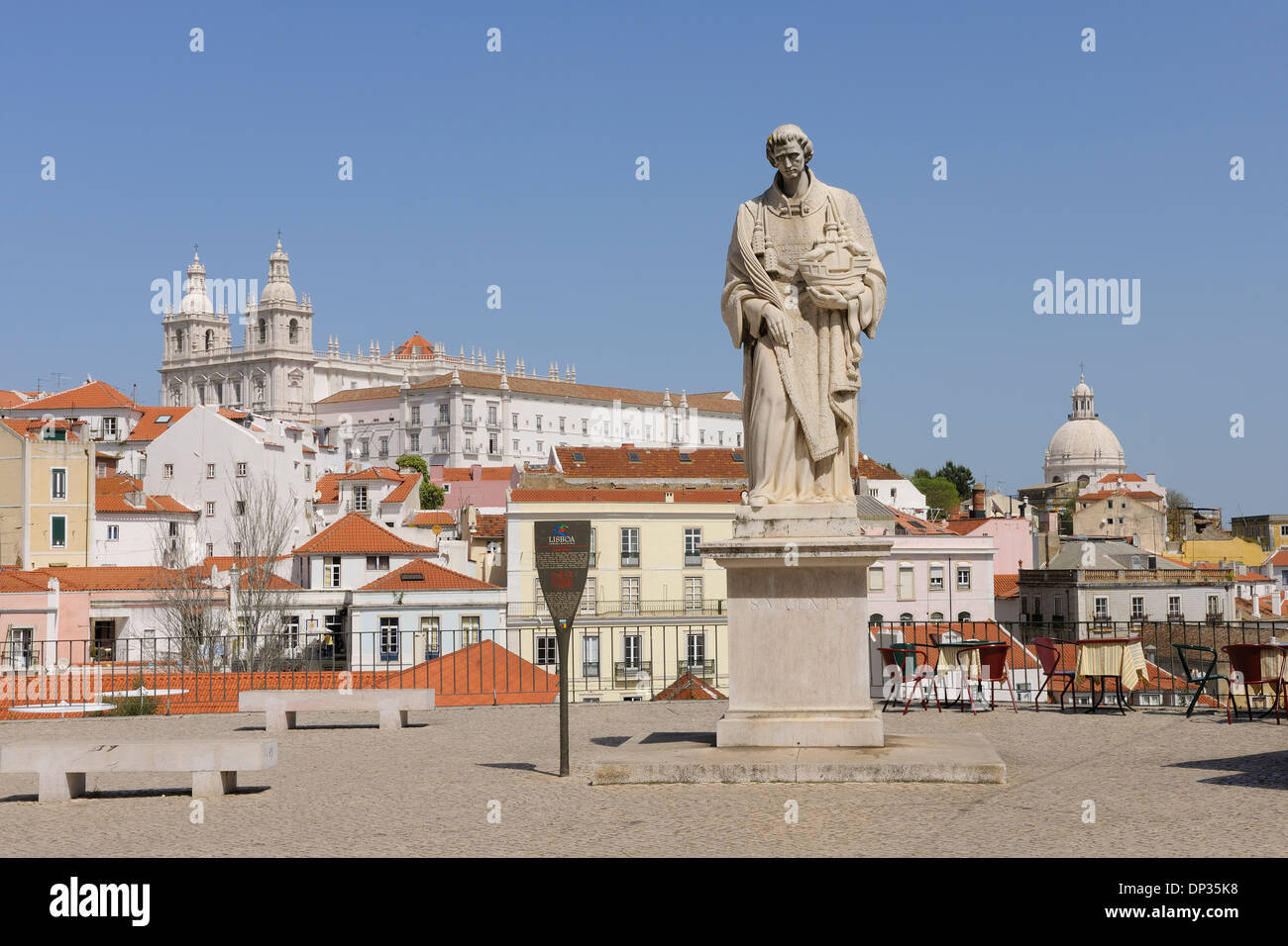 Miradouro das Portas do Sol, Statue de Sao Vicente, Monastère de São Vicente de Fora en arrière-plan, l'Alfama, Lisbonne, Portugal Banque D'Images