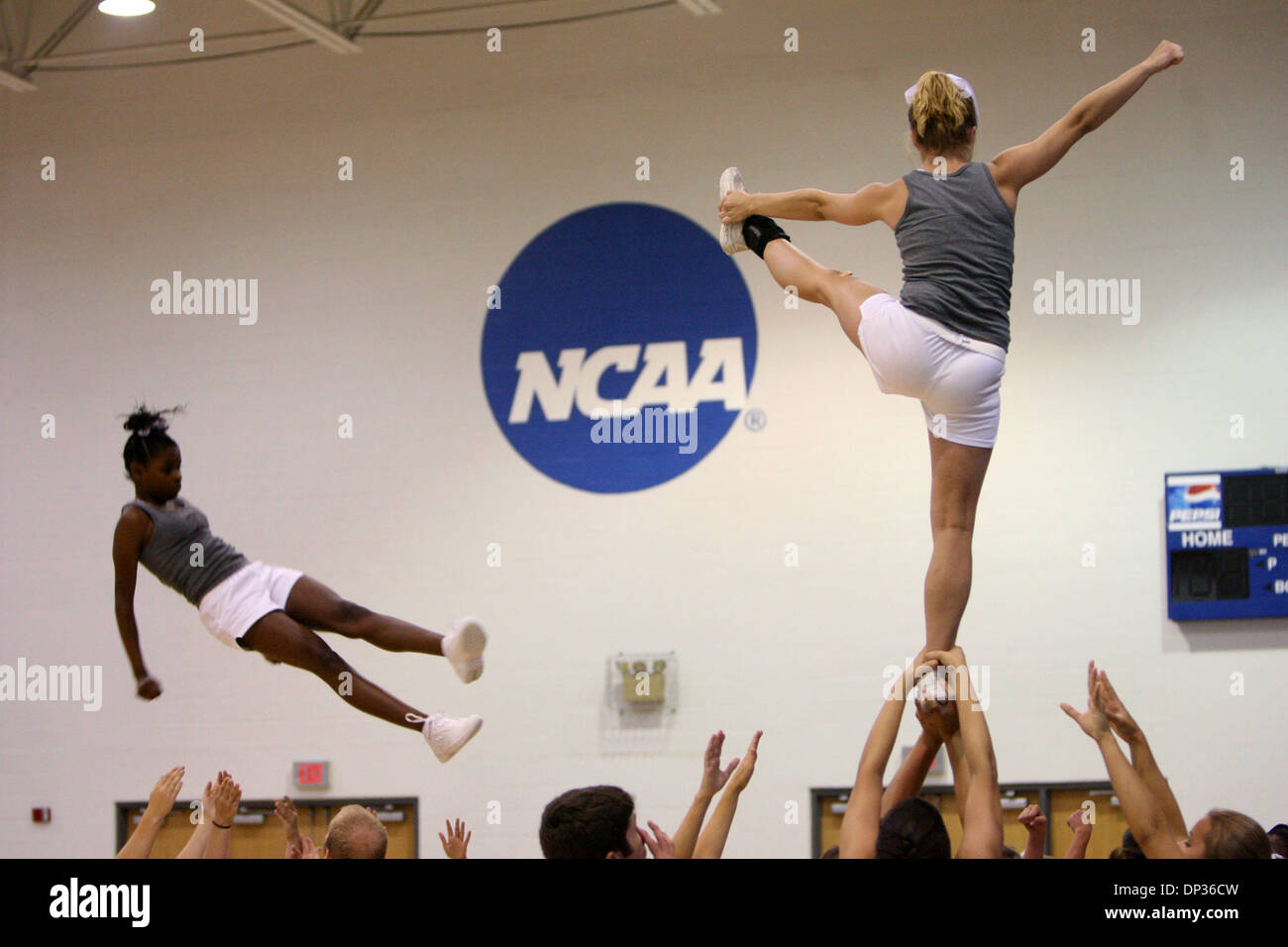 Jun 22, 2006 ; West Palm Beach, FL, USA ; la grâce de cuve, 14, à gauche, et Stephanie Patterson, 16 ans, tous deux de Perry High School, Perry, Géorgie, effectuer une cascade à l'association de Christian Cheerleaders Camp à Palm Beach Atlantic University à West Palm Beach mardi. Le camp a plus de 300 participants de partout dans le pays par l'intermédiaire de l'enseignement début jump, stunt et che Banque D'Images