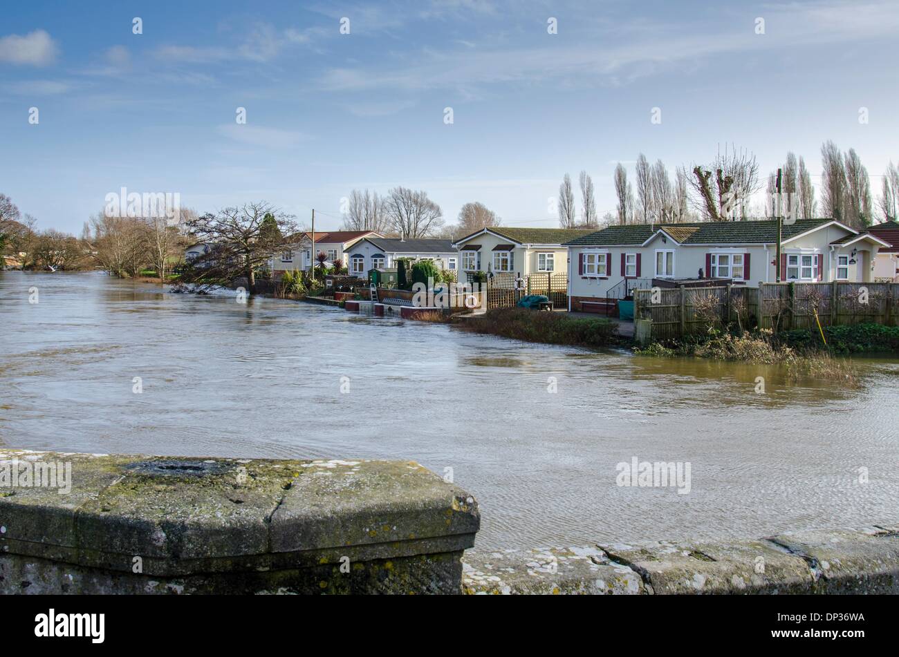 Pont d'Iford Home Park, Bournemouth, Dorset, UK. 7 janvier 2014 de l'eau. Stour au pont d'Iford Home Park, près de Bournemouth, où tous les 90 résidents ont été forcés de se déplacer vers l'extérieur. Crédit : Mike/McEnnerney Alamy Live News Banque D'Images