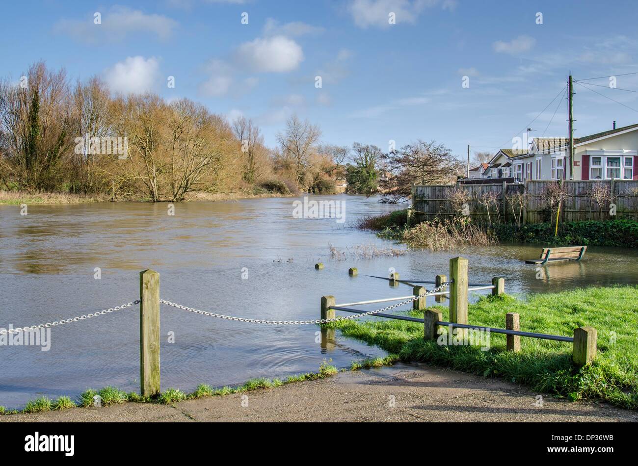 Pont d'Iford Home Park, Bournemouth, Dorset, UK. 7 janvier 2014 de l'eau. Stour au pont d'Iford Home Park, près de Bournemouth, où tous les 90 résidents ont été forcés de se déplacer vers l'extérieur. Crédit : Mike/McEnnerney Alamy Live News Banque D'Images