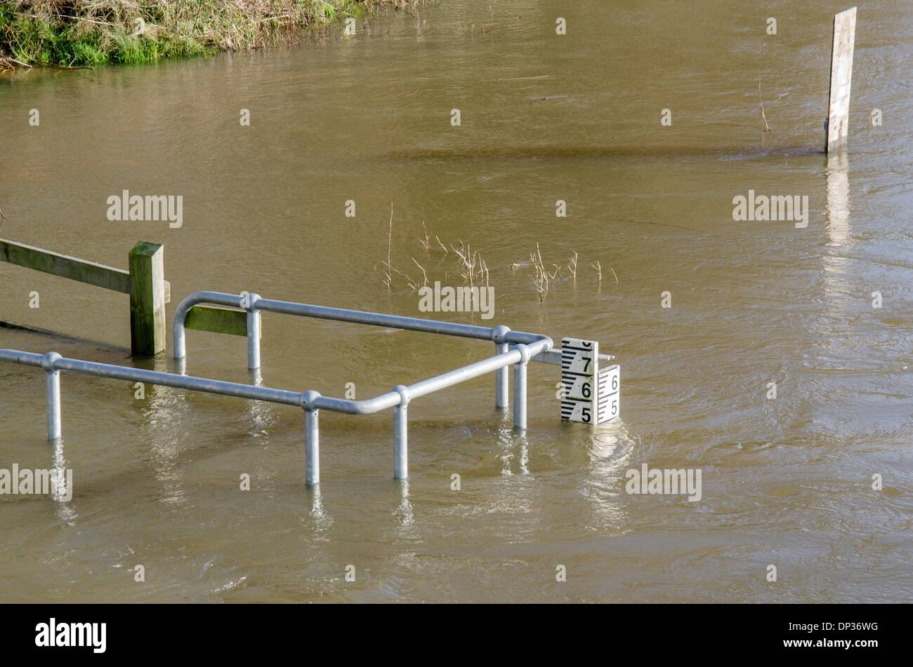 Jauge de profondeur de l'eau de la rivière par le pont d'Iford Home Park, Bournemouth, Dorset, UK. Montrant la profondeur sur 7 Janvier 2014. de l'eau au pont d'Iford Accueil Stour Park près de Bournemouth, où tous les 90 résidents ont été forcés de se déplacer vers l'extérieur. Crédit : Mike/McEnnerney Alamy Live News Banque D'Images