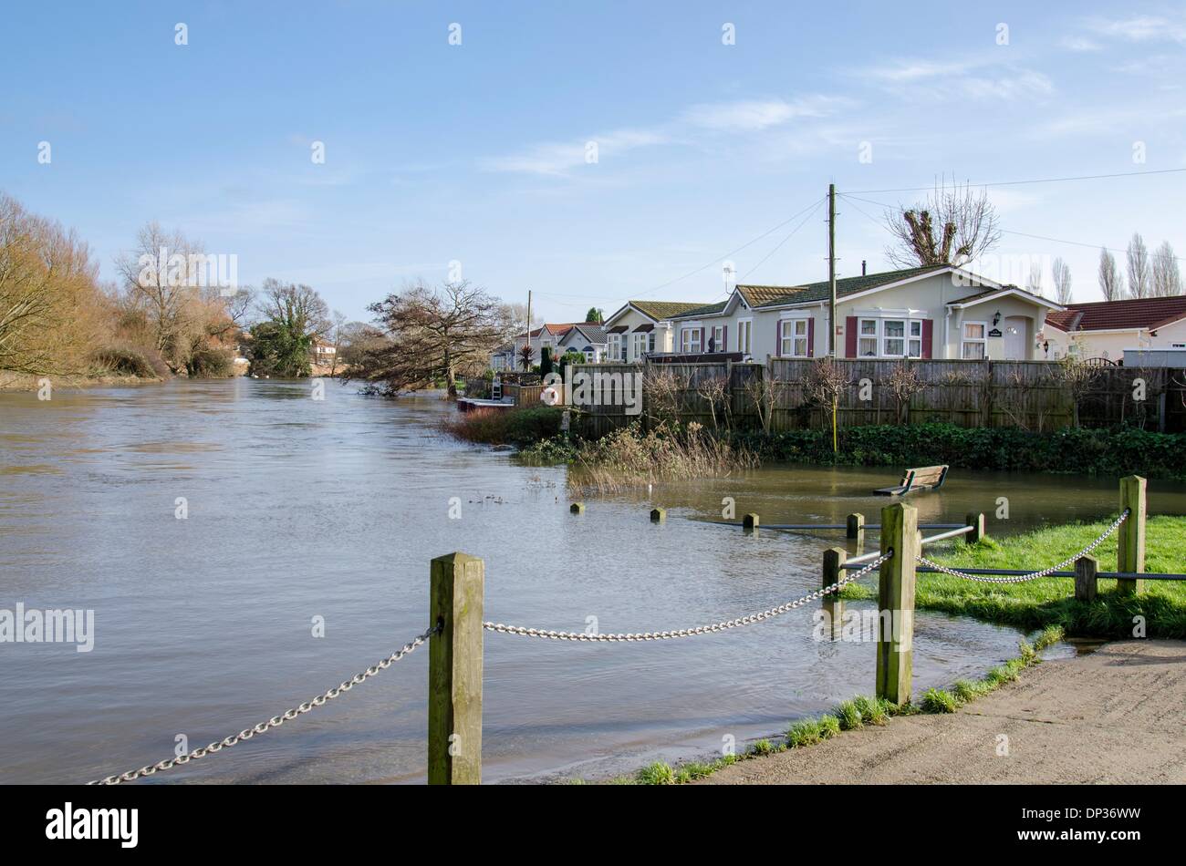 Pont d'Iford Home Park, Bournemouth, Dorset, UK. 7 janvier 2014 de l'eau. Stour au pont d'Iford Home Park, près de Bournemouth, où tous les 90 résidents ont été forcés de se déplacer vers l'extérieur. Crédit : Mike/McEnnerney Alamy Live News Banque D'Images