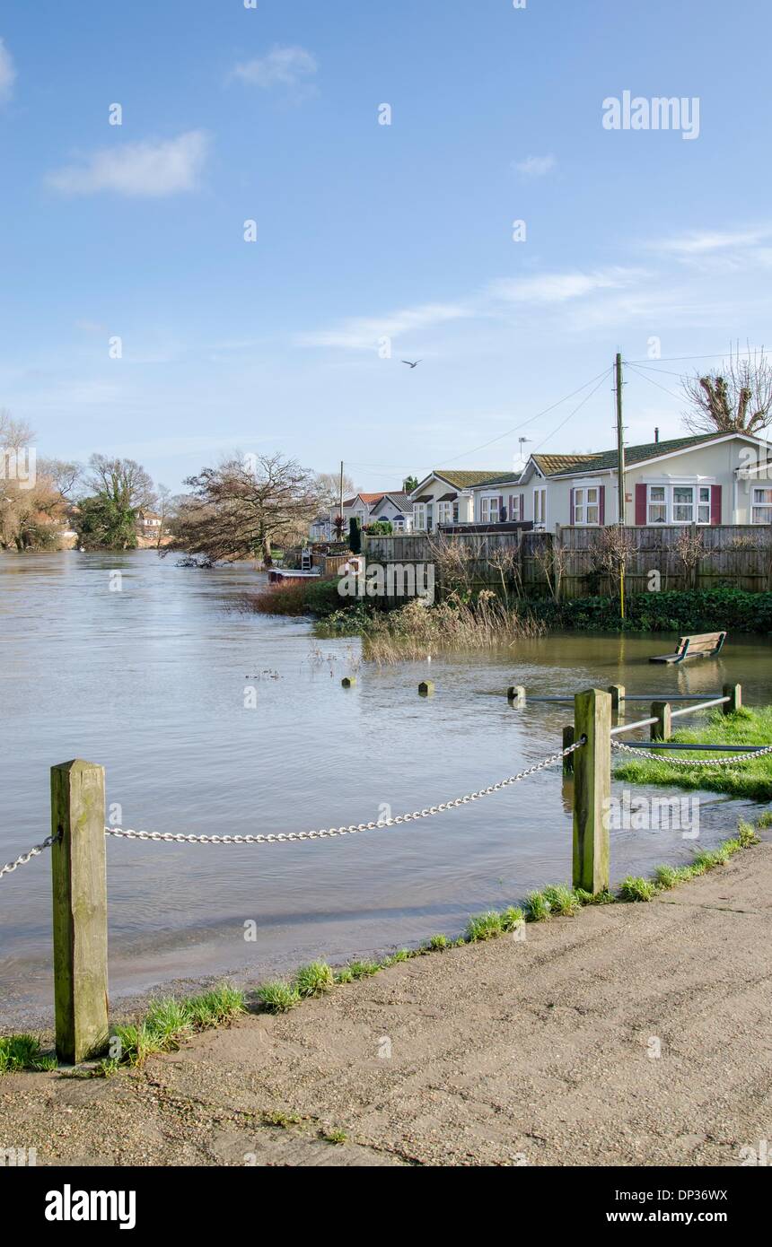 Pont d'Iford Home Park, Bournemouth, Dorset, UK. 7 janvier 2014 de l'eau. Stour au pont d'Iford Home Park, près de Bournemouth, où tous les 90 résidents ont été forcés de se déplacer vers l'extérieur. Crédit : Mike/McEnnerney Alamy Live News Banque D'Images
