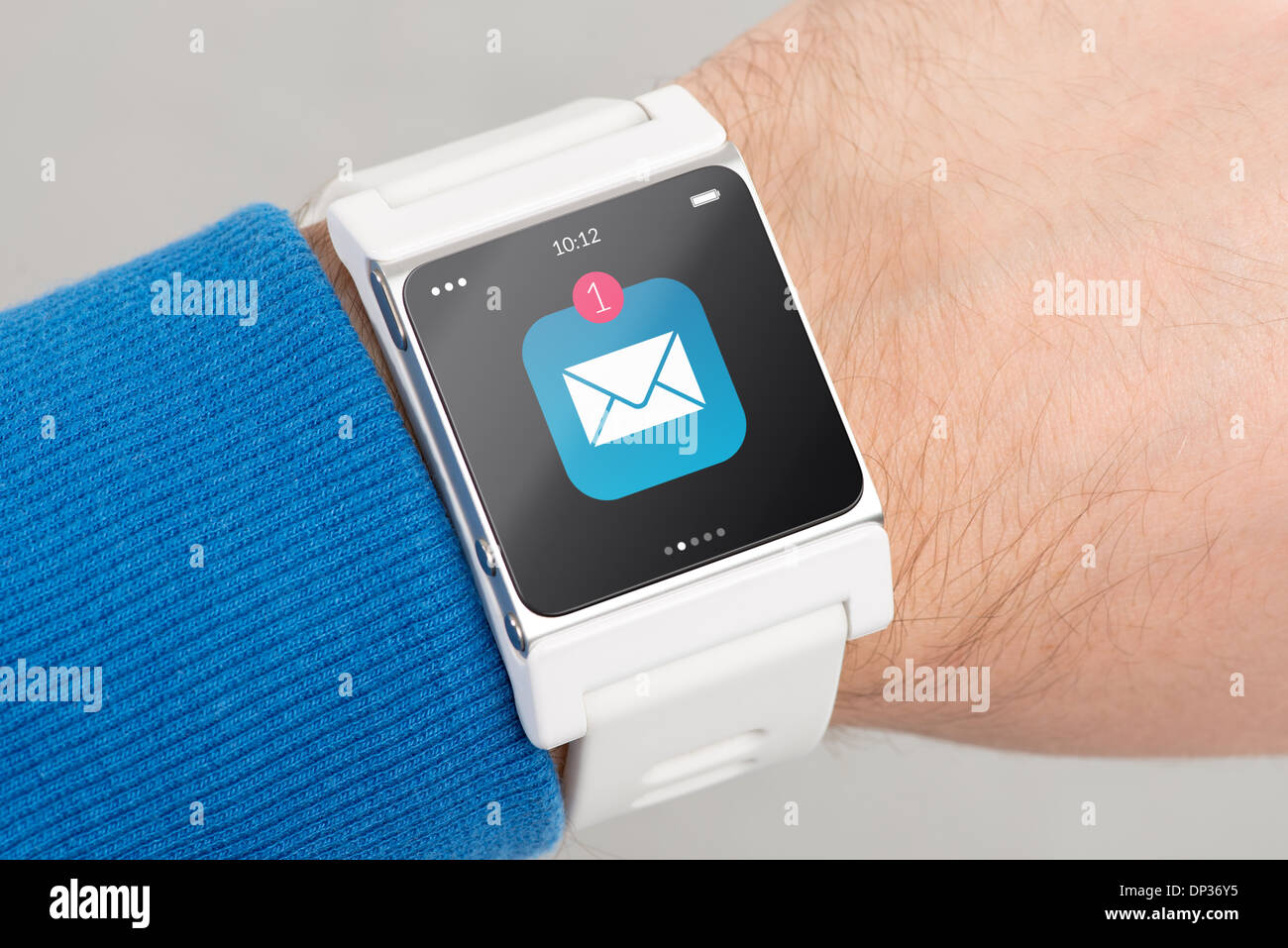 Close up white smart watch avec l'icône de message non lu sur l'écran est en main Banque D'Images