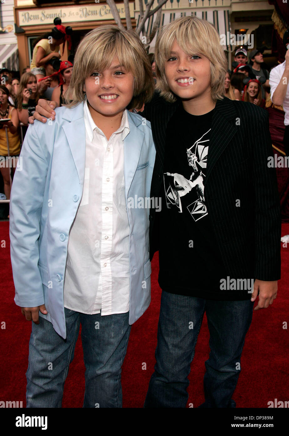 Juin 24, 2006, Anaheim, Californie, USA ; acteur DYLAN & COLE SPRAUSE au 'Pirates Des Caraïbes' Première mondiale tenue à Disneyland. Crédit obligatoire : Photo de Lisa O'Connor/ZUMA Press. (©) Copyright 2006 by Lisa O'Connor Banque D'Images