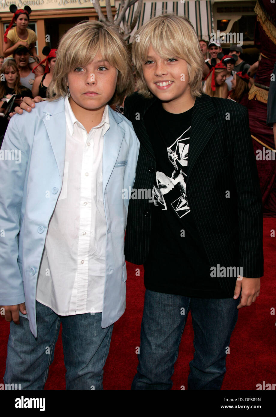 Juin 24, 2006, Anaheim, Californie, USA ; acteur DYLAN & COLE SPRAUSE au 'Pirates Des Caraïbes' Première mondiale tenue à Disneyland. Crédit obligatoire : Photo de Lisa O'Connor/ZUMA Press. (©) Copyright 2006 by Lisa O'Connor Banque D'Images