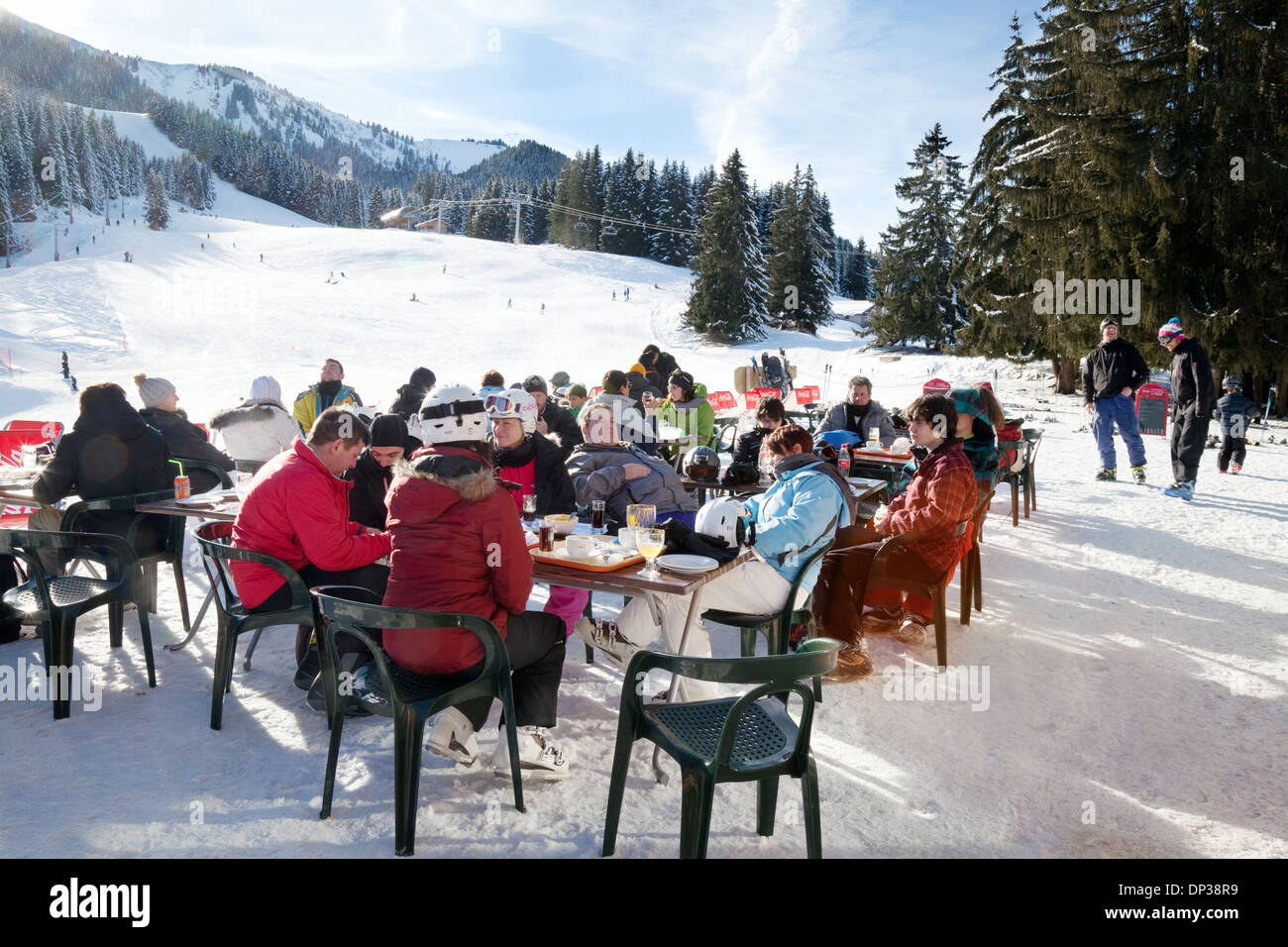 Les skieurs assis à un café restaurant, La Chapelle d'Abondance, Haute Savoie, Portes du Soleil, Alpes, France Europe Banque D'Images