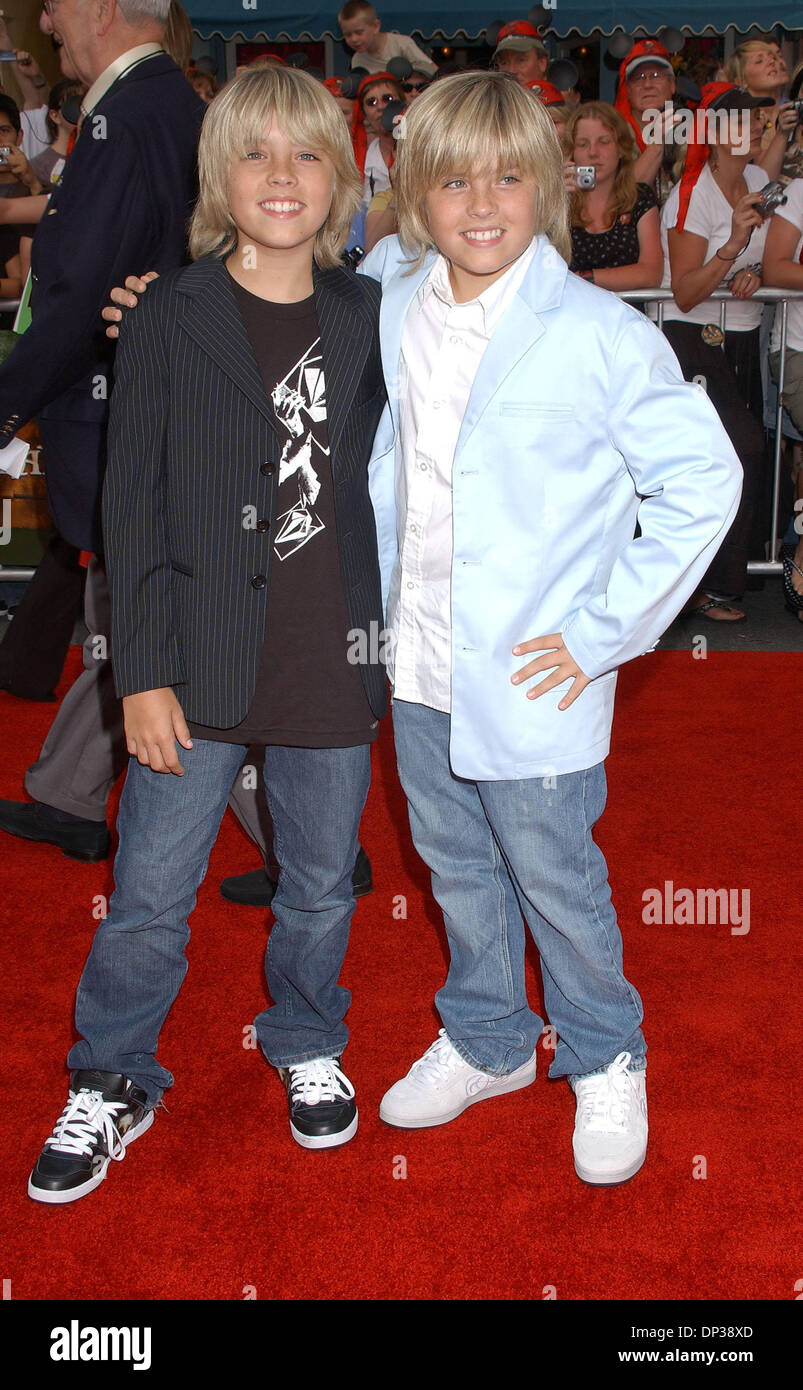 Jun 24, 2006 ; Los Angeles, CA, USA ; Acteurs COLE ET Dylan Sprouse au 'Pirates Des Caraïbes' Première mondiale tenue à Disneyland, à Anaheim en Californie. Crédit obligatoire : Photo par Paul Fenton/ZUMA KPA.. (©) Copyright 2006 by Paul Fenton Banque D'Images