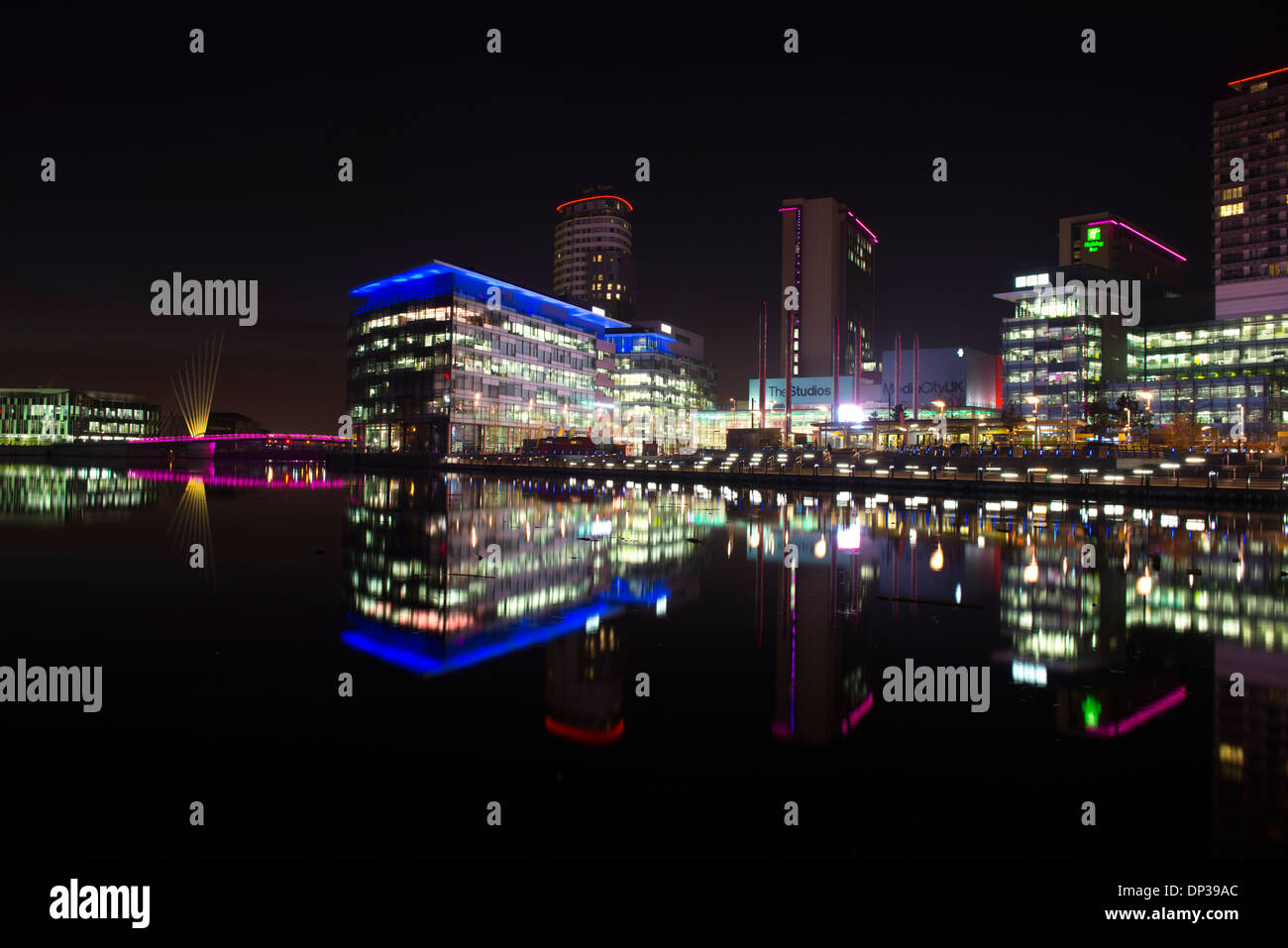Media City réflexions à Salford Quays, Manchester England UK Banque D'Images