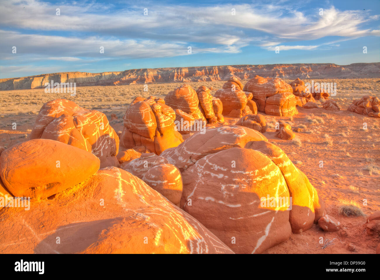 Coucher du soleil la lumière sur les rochers, la foudre, l'Arizona, Hopi Reservation rayé naturellement rochers de grès Banque D'Images