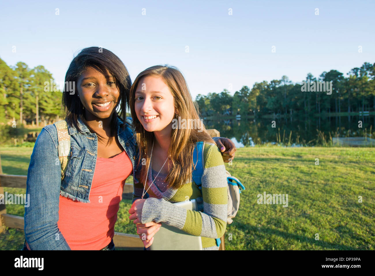 Portrait of pre-teen girls smiling and looking at camera, à l'extérieur Banque D'Images