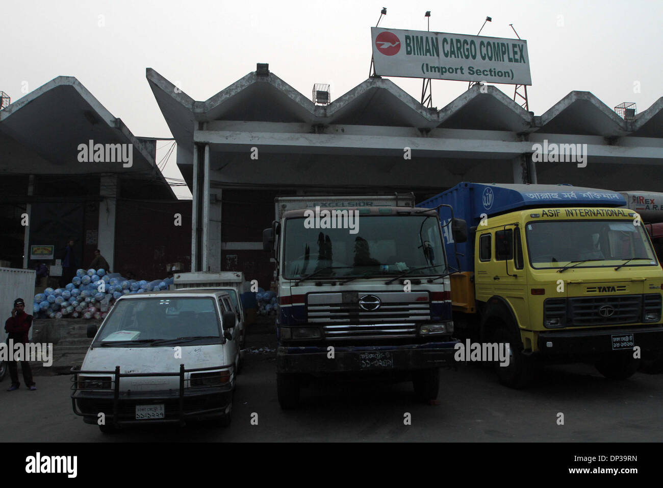 L'importation de travailleurs de matériel complexe cargo Biman sur l'Aéroport International Hazrat Shahjalal à Dhaka le 07 Jan 2014. Banque D'Images