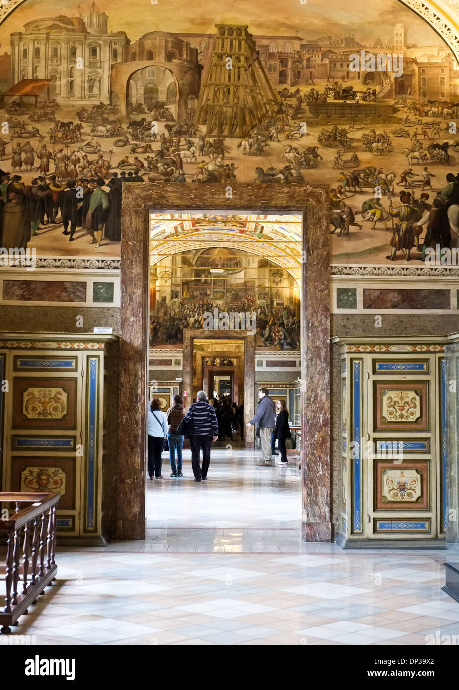 Les touristes au Musée du Vatican Rome Italie Banque D'Images