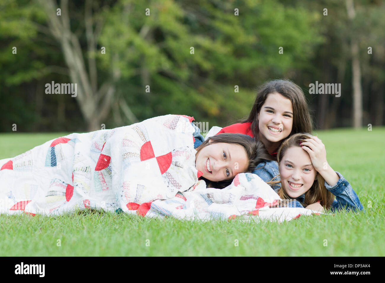 Portrait de filles allongé sous une couverture à l'extérieur, USA Banque D'Images
