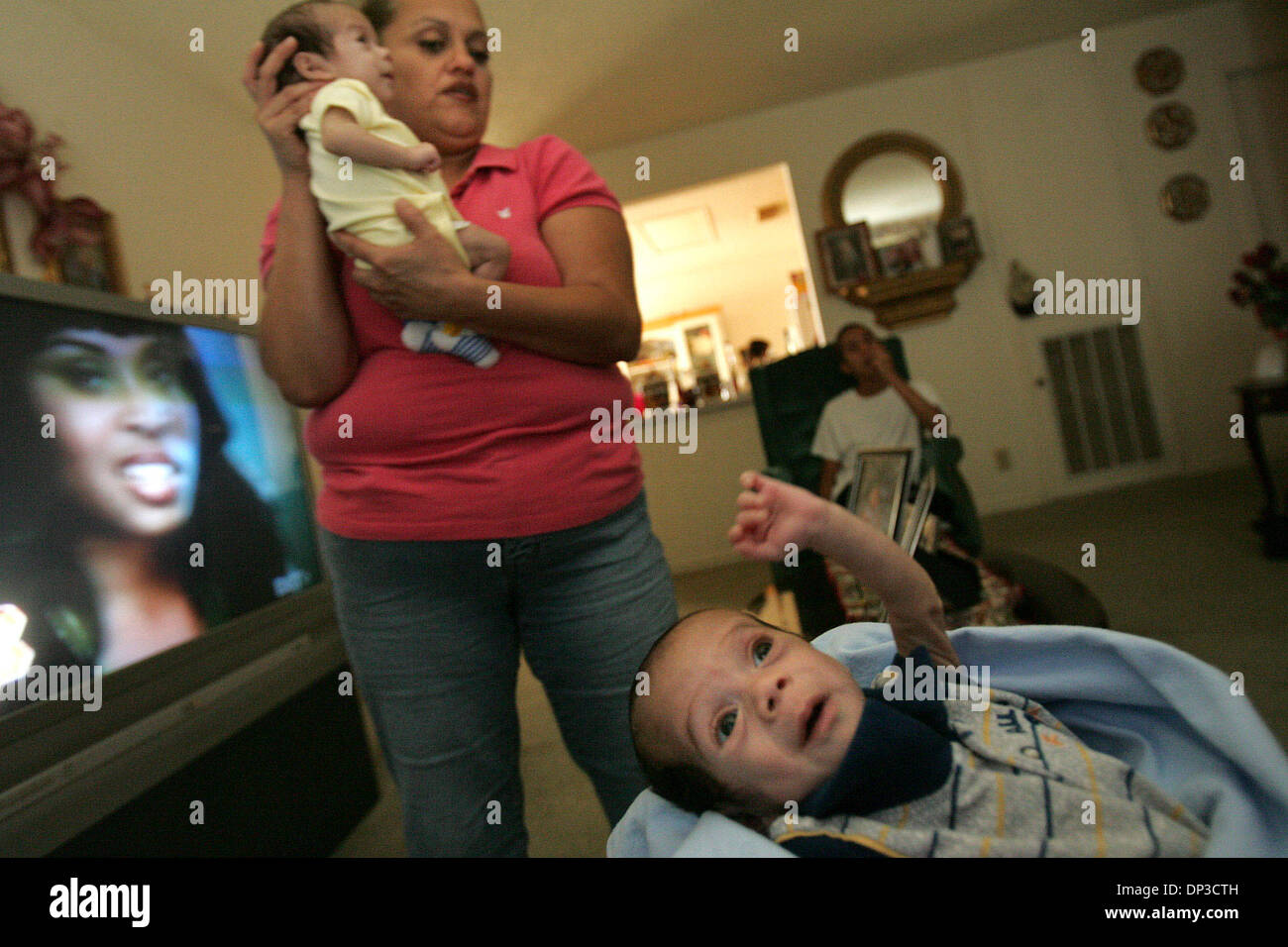 28 juin 2006, San Antonio, TX, USA ; Sylvia Garcia tient son 3-month-old fils Jacob Garcia alors qu'un voisin est titulaire d'Jacob's twin, Jason Garcia, droite, peu après Garcia les a amenés à la maison de l'hôpital après avoir été traités à Christus Santa Rosa L'Hôpital pour enfants. Les jumeaux ont été enlevés de leur mère qui est accusé d'affamer. Crédit obligatoire : Photo par Lisa Kr Banque D'Images