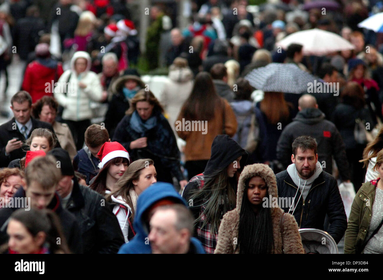 Les acheteurs de Noël de dernière minute brave la météo à Glasgow Banque D'Images