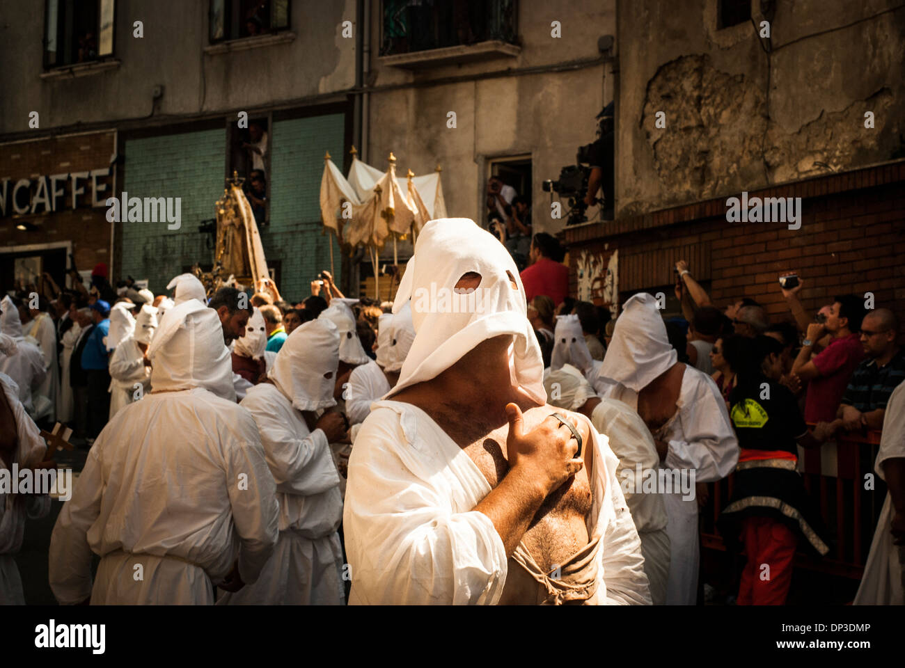 Pénitents pendant la procession sanglante pour l'Assomption de la Vierge Marie à Guardia Sanframondi, Campanie, Italie Banque D'Images