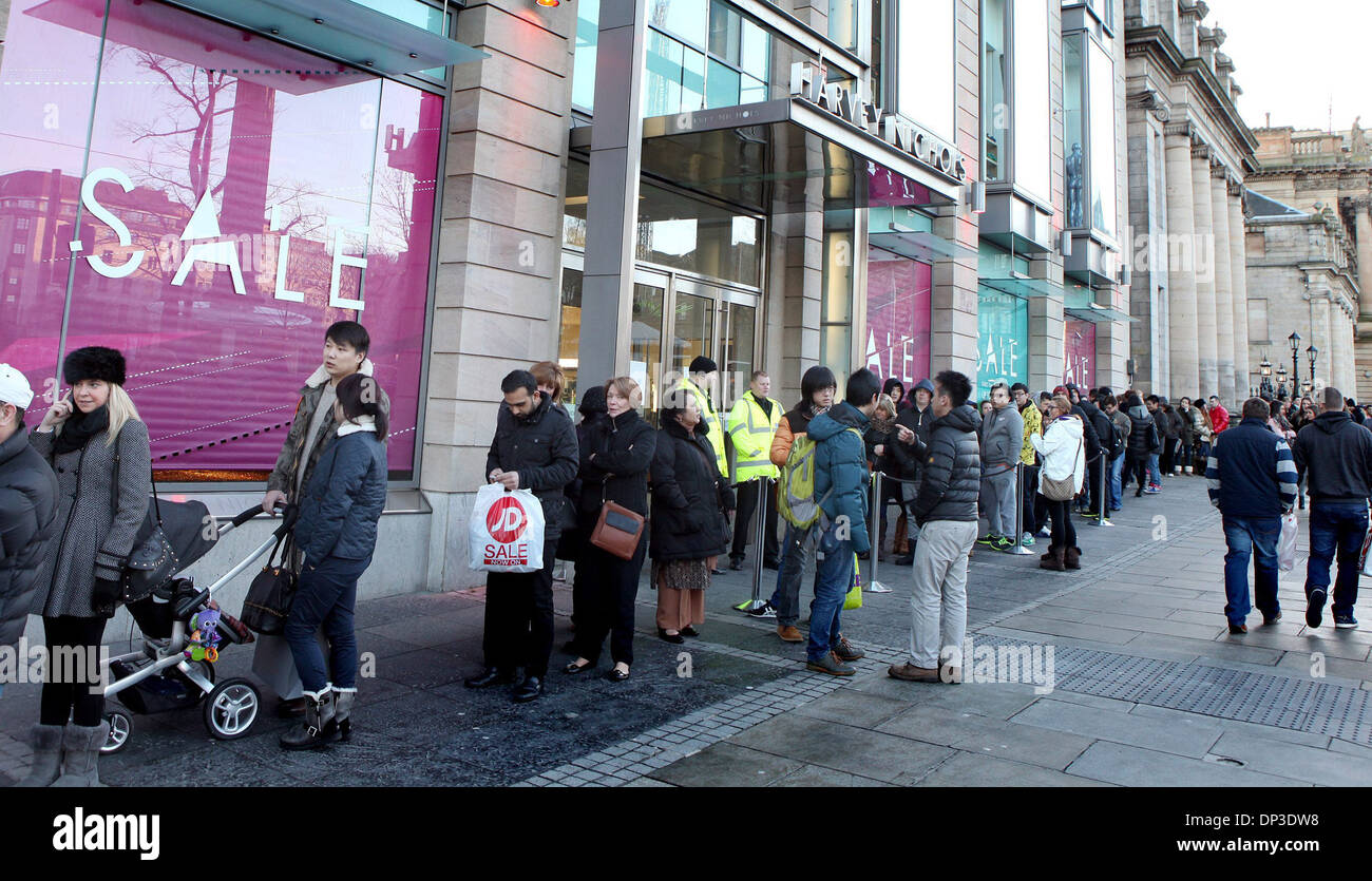 Des centaines de chineurs dans Harvey Nichols à Édimbourg pour le lendemain de la vente. 26/12/13 Banque D'Images