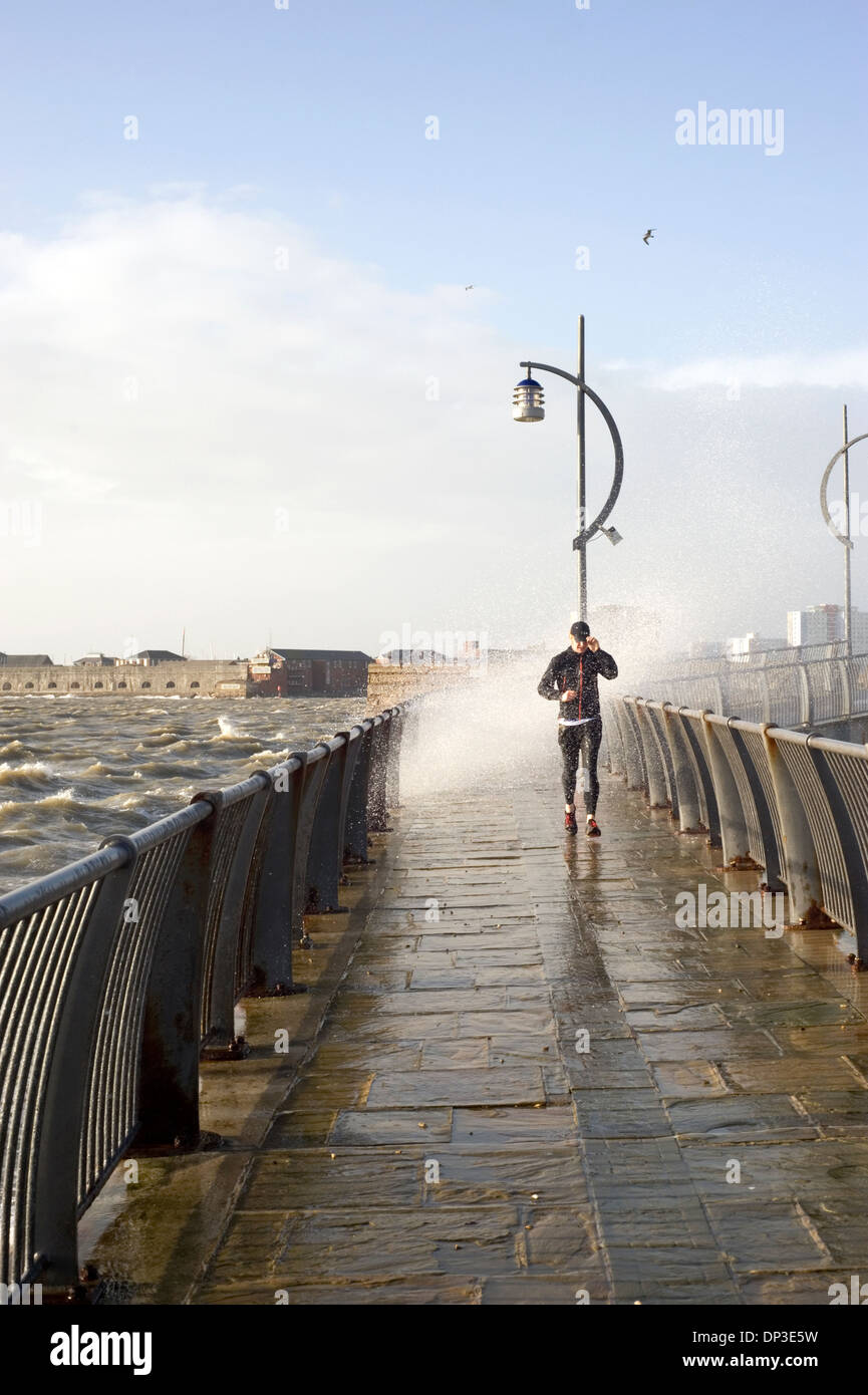 Les forts vents et marées causent de grandes vagues de battre la côte sud à Southsea uk au cours des tempêtes hivernales Banque D'Images