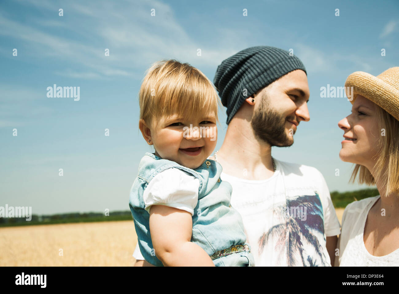 Portrait de famille en champ agricole, Mannheim, Baden-Wurttemberg, Germany Banque D'Images