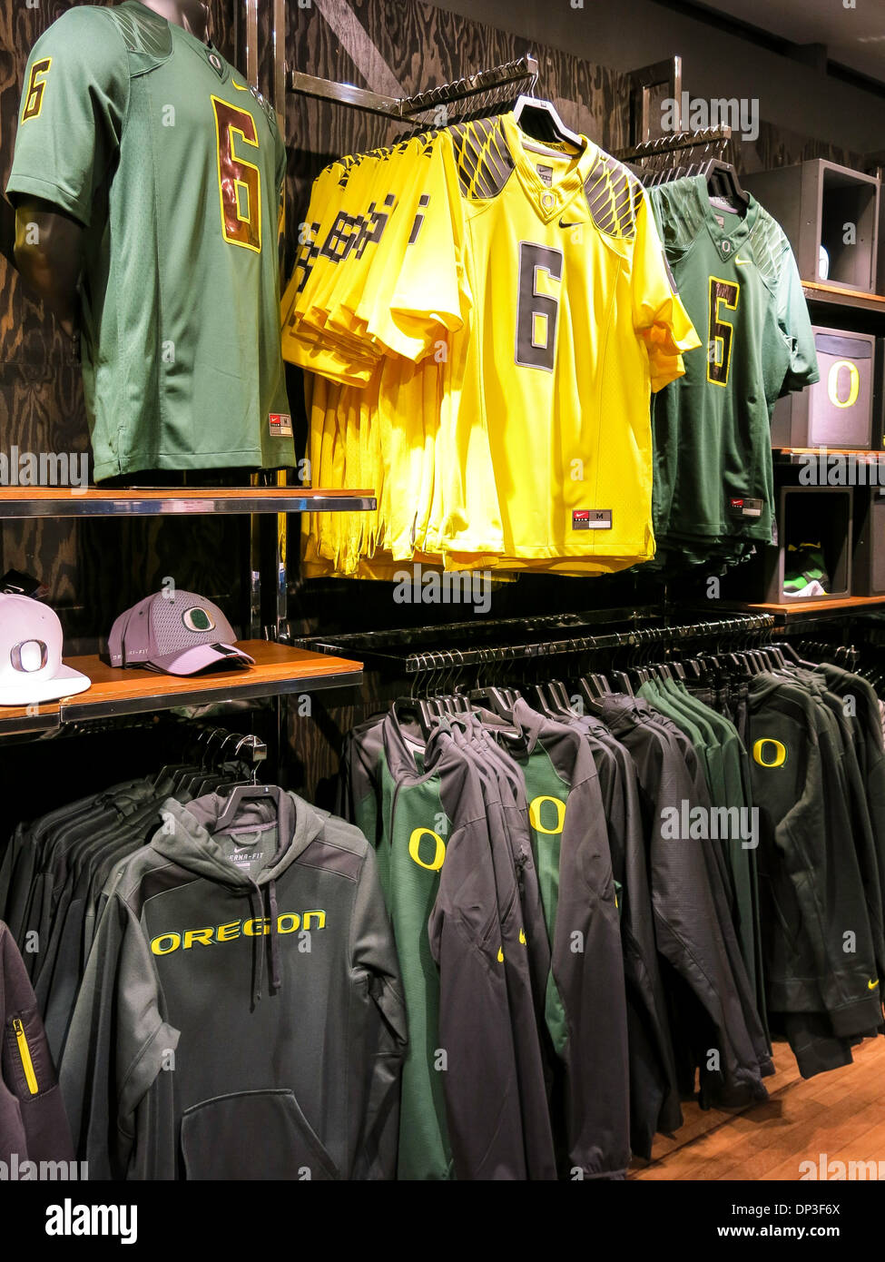 Vêtements d'athlétisme Niketown avec logo Swoosh, intérieur du magasin, 6 East 57th Street, NYC Banque D'Images