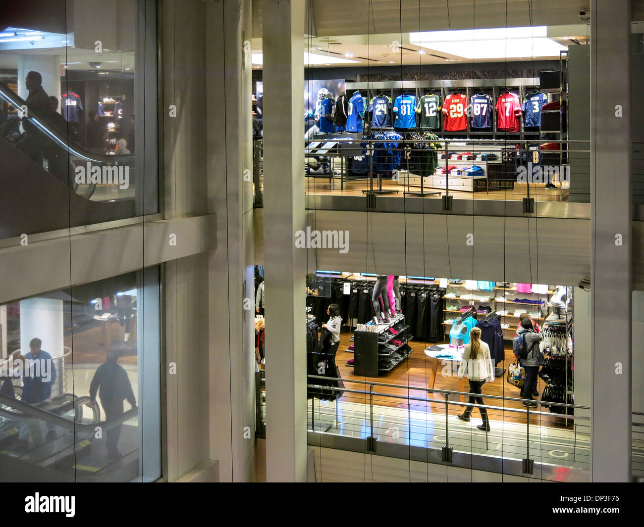 Niketown Athletic Apparel Store, avec les chaussures Nike avec logo Swoosh, intérieur, 6 East 57th Street, NYC Banque D'Images