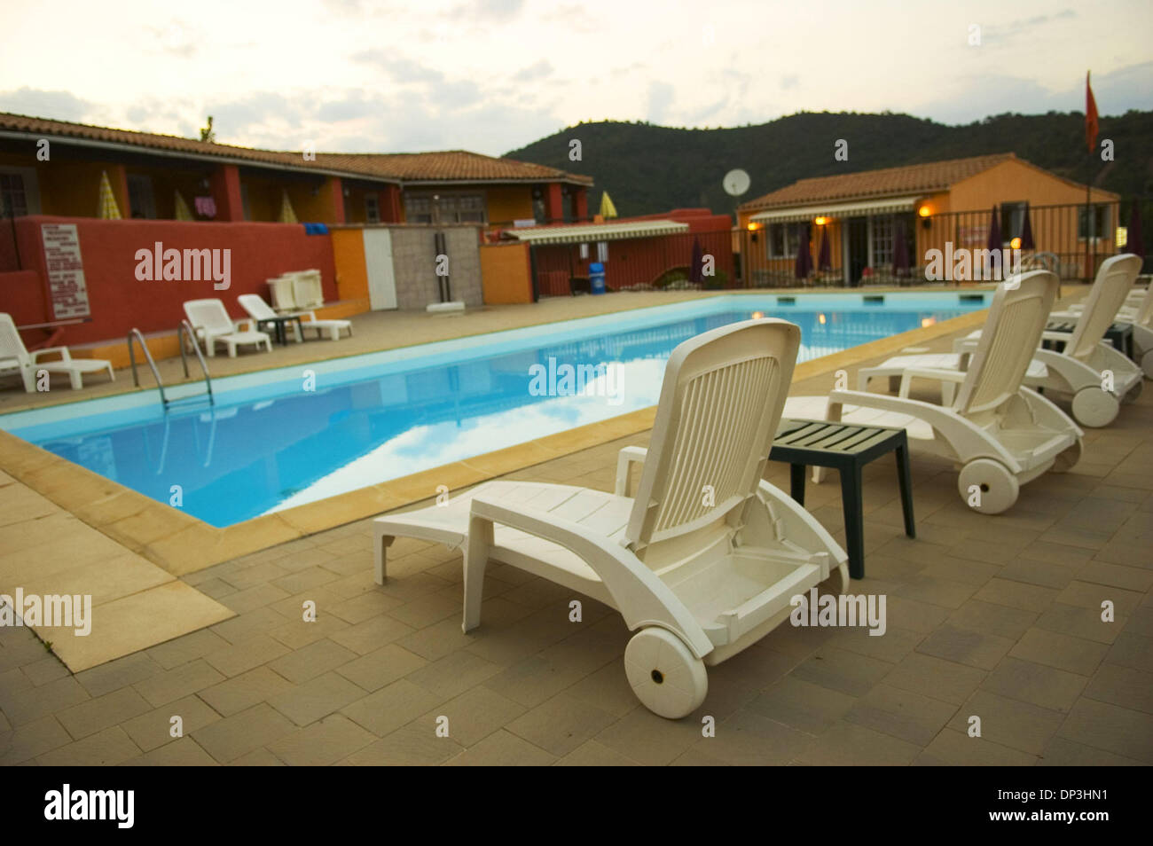 Jul 09, 2006 ; Corse, France ; San Periu motel piscine. La corse, situé dans la mer Méditerranée, attacts environ deux millions de touristes en été. Son quatrième plus grande île de la mer Méditerranée (après la Sicile, la Sardaigne et Chypre). Il est situé à l'ouest de l'Italie, au sud-est de la France et nord de l'île de la Sardaigne. La Corse est l'une des 26 régions de France, bien que stric Banque D'Images