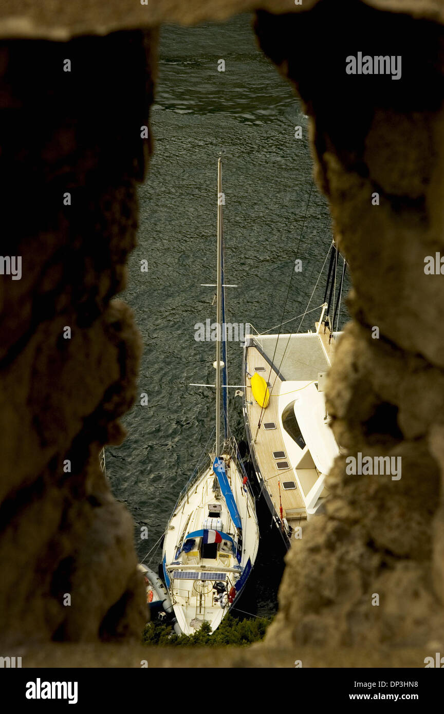 Jul 09, 2006 ; Corse, France ; le port de Bonifacio, à la pointe sud de la Corse. La corse, situé dans la mer Méditerranée, attacts environ deux millions de touristes en été. Son quatrième plus grande île de la mer Méditerranée (après la Sicile, la Sardaigne et Chypre). Il est situé à l'ouest de l'Italie, au sud-est de la France et nord de l'île de la Sardaigne. La Corse est l'une des 2 Banque D'Images