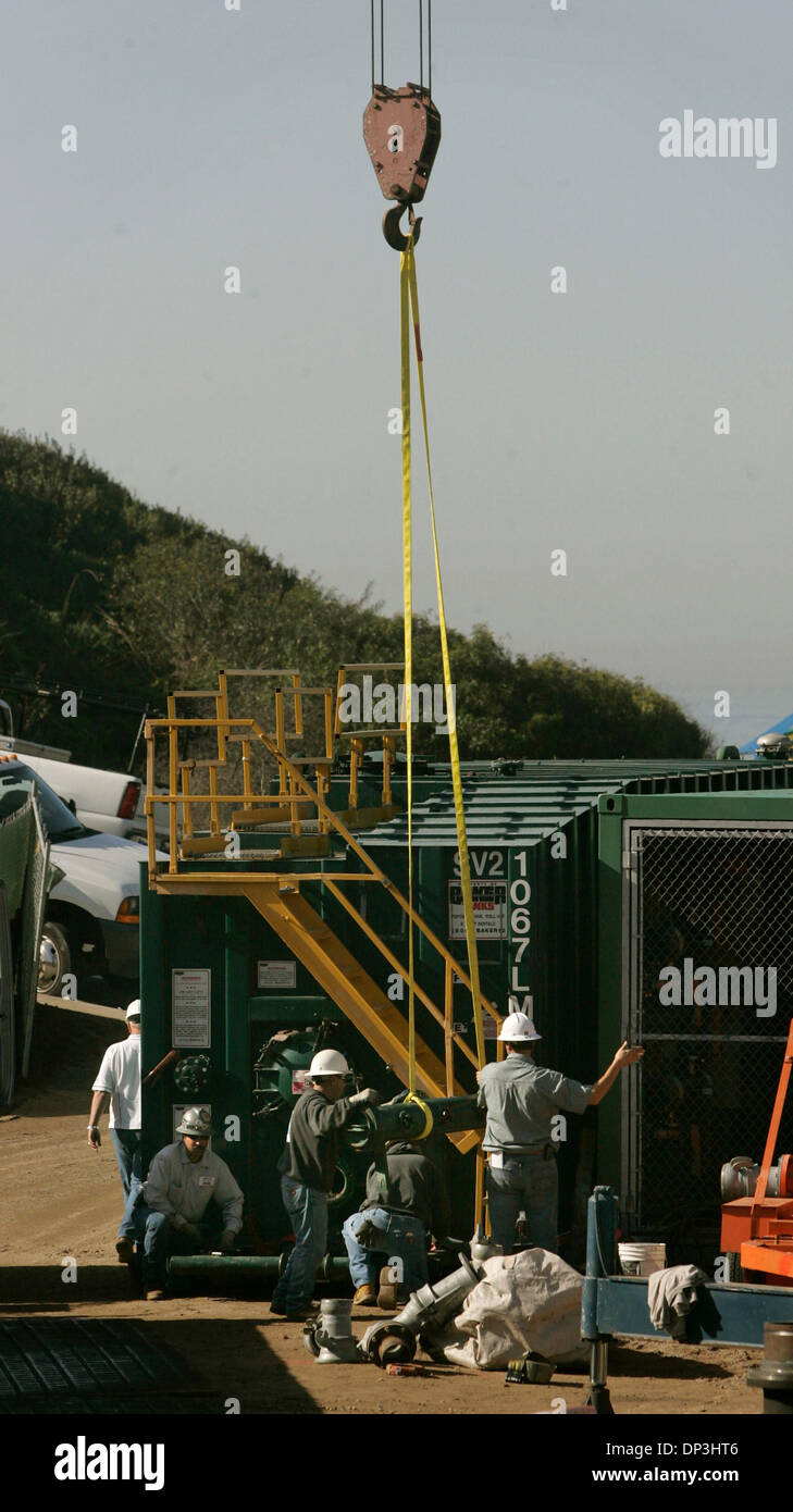 (Publié le 1/13/2006, NC-3) personnel de construction temporaire a travaillé sur un réservoir de récupération des vapeurs d'être utilisés dans le projet de la station de pompage d'Encinitas près de Moonlight Beach, 9 janvier 2006. Banque D'Images