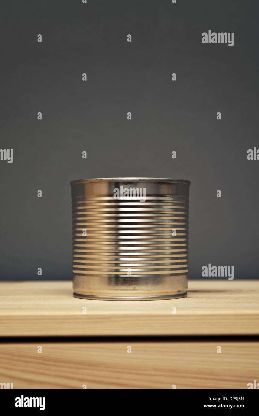 Boite métal pouvez sur table en bois avec copie espace Banque D'Images