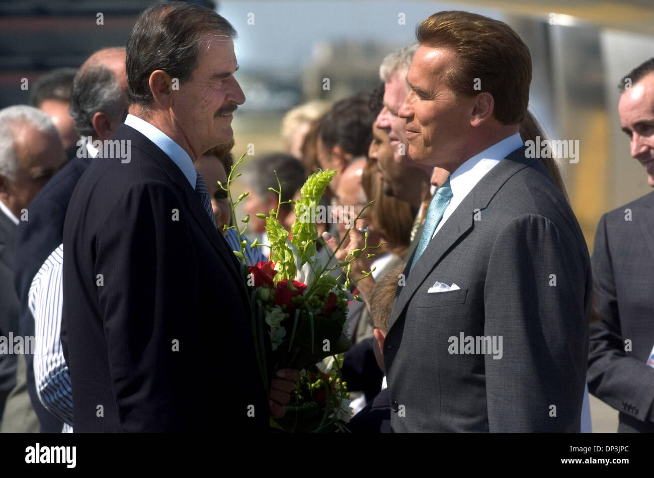 Le 25 mai 2006, Sacramento, CA, USA ; le président mexicain Vicente Fox et Marta Fox sont accueillis à la Californie par GovernerARNOLOD Schwarzenegger et la première dame Maria Shriver à l'aéroport international de Sacramento. Crédit obligatoire : Photo par Carl Costas/ZUMA Press. (©) Copyright 2006 par Sacramento Bee Banque D'Images