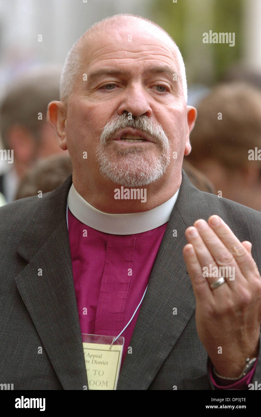 Jul 10, 2006 ; San Francisco, CA, USA ; Le Révérend Troy D. Perry contient jusqu'son anneau de mariage qu'il parle avec les médias à l'extérieur de l'État de Californie Earl Warren à San Francisco en Californie, lundi 10 juillet, 2006. Perry et son partenaire sont légalement mariés au Canada. Crédit obligatoire : Photo par Bob Larson/Contra Costa Times/ZUMA Press. (©) Copyright 2006 par Contra Costa Times Banque D'Images