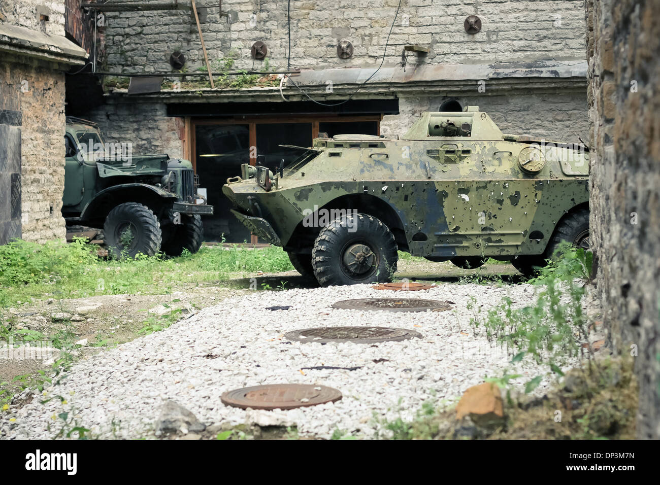 Ancien militaire soviétique urss véhicules - scène urbaine Banque D'Images