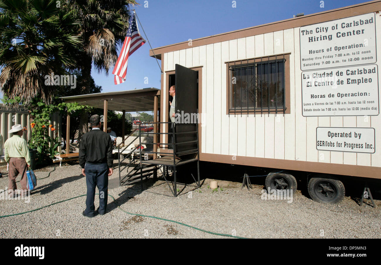 Jul 12, 2006 ; Carslbad, CA, USA ; John Russel, Gestionnaire de la ville de Carlsbad (Centre d'embauche dans la porte) entretiens avec les travailleurs qui étaient en attente de jobs mercredi matin. Crédit obligatoire : Photo de Don Kohlbauer/SDU-T/ZUMA Press. (©) Copyright 2006 by SDU-T Banque D'Images