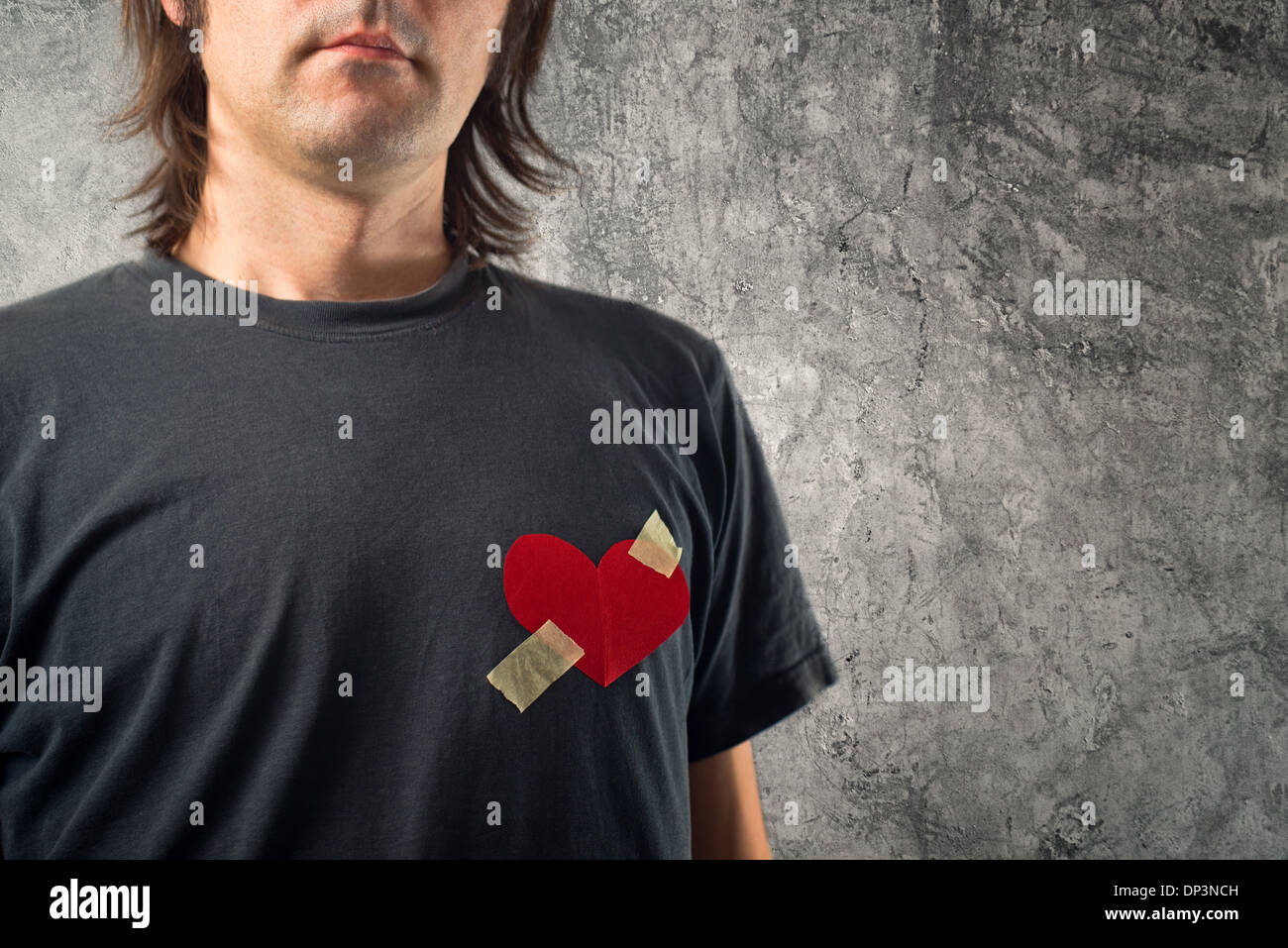 Be My Valentine Valentines Day concept. Homme avec du papier rouge coeur scotché sur sa chemise Banque D'Images
