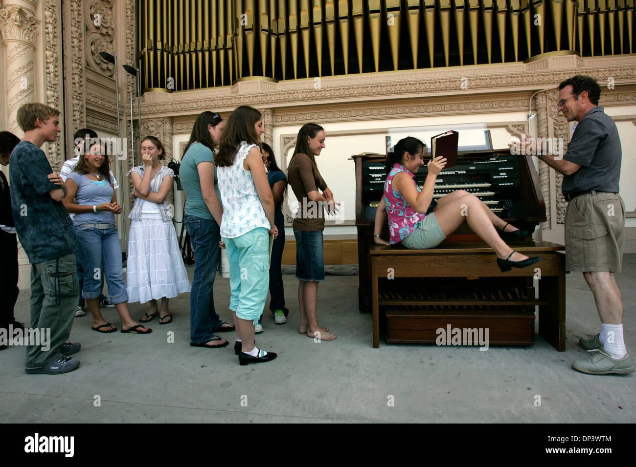 Jul 18, 2006 ; San Diego, CA, USA ; Christopher Cook, un organisateur de rencontre, orgue à tuyaux, droite applaudit STEPHANIE WONG, 17 ans, de Newport Beach, en Californie, alors qu'elle oscille elle-même hors du banc de Spreckles orgue dans le Parc Balboa, à la suite d'une pièce musicale qu'elle a joué. D'autres étudiants attendre dans la ligne pour prendre un tour jouer de l'instrument. Les adolescents et les jeunes adultes étaient partie du PIP Banque D'Images