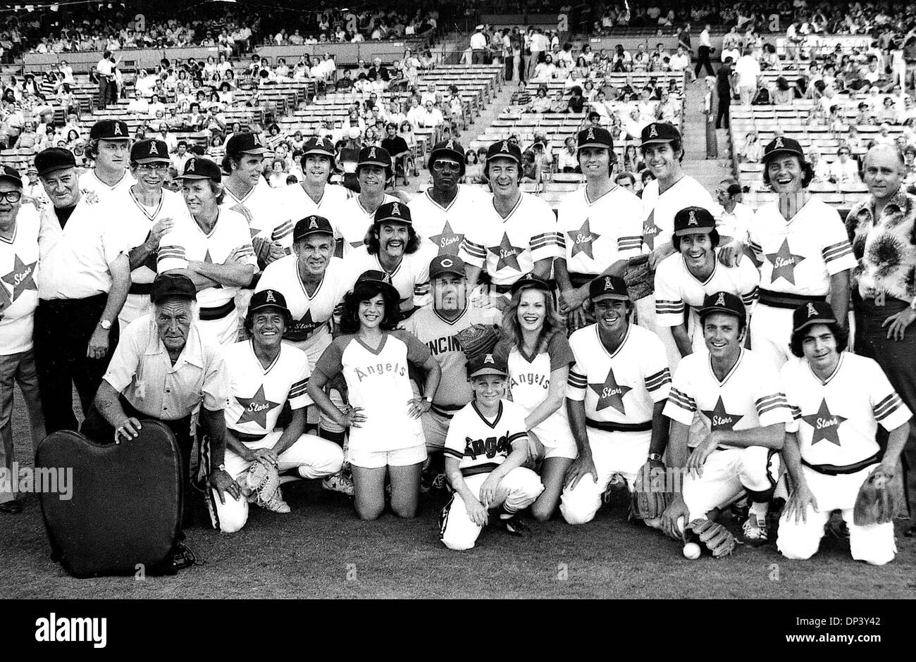 7 avril 2006 - Jonathan Winters.Avec la célébrité et l'équipe bat les filles. 1991.JONATHANWINTERSRETRO(Image Crédit : © Globe Photos/ZUMAPRESS.com) Banque D'Images