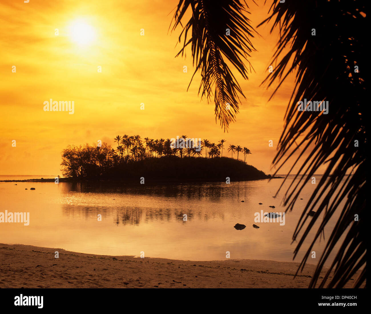 Les Îles Cook, Rarotonga, sunrise au Motu Taakoka, Muri Lagon à marée basse Banque D'Images