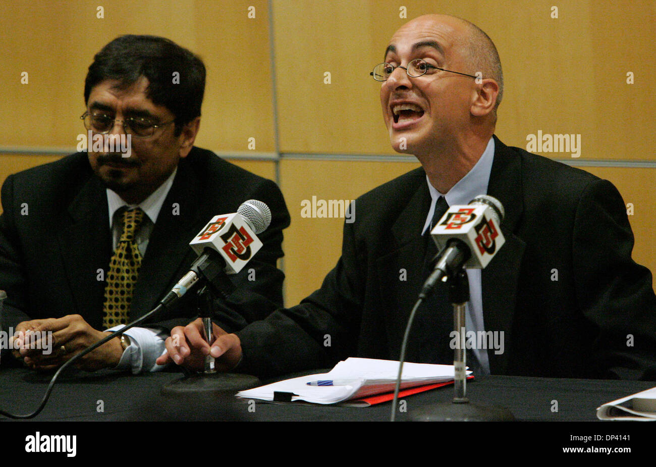 Jul 20, 2006 ; San Diego, CA, USA ; Dr Farid ABDEL-NOUR (centre) répond à une question du public que M. DIPAK GUPTA (à droite) est à l'écoute au cours d'une 'teach-in' sur les affaires courantes au Moyen-Orient à SDSU jeudi. Crédit obligatoire : Photo par Earnie Grafton/SDU-T/ZUMA Press. (©) Copyright 2006 by SDU-T Banque D'Images