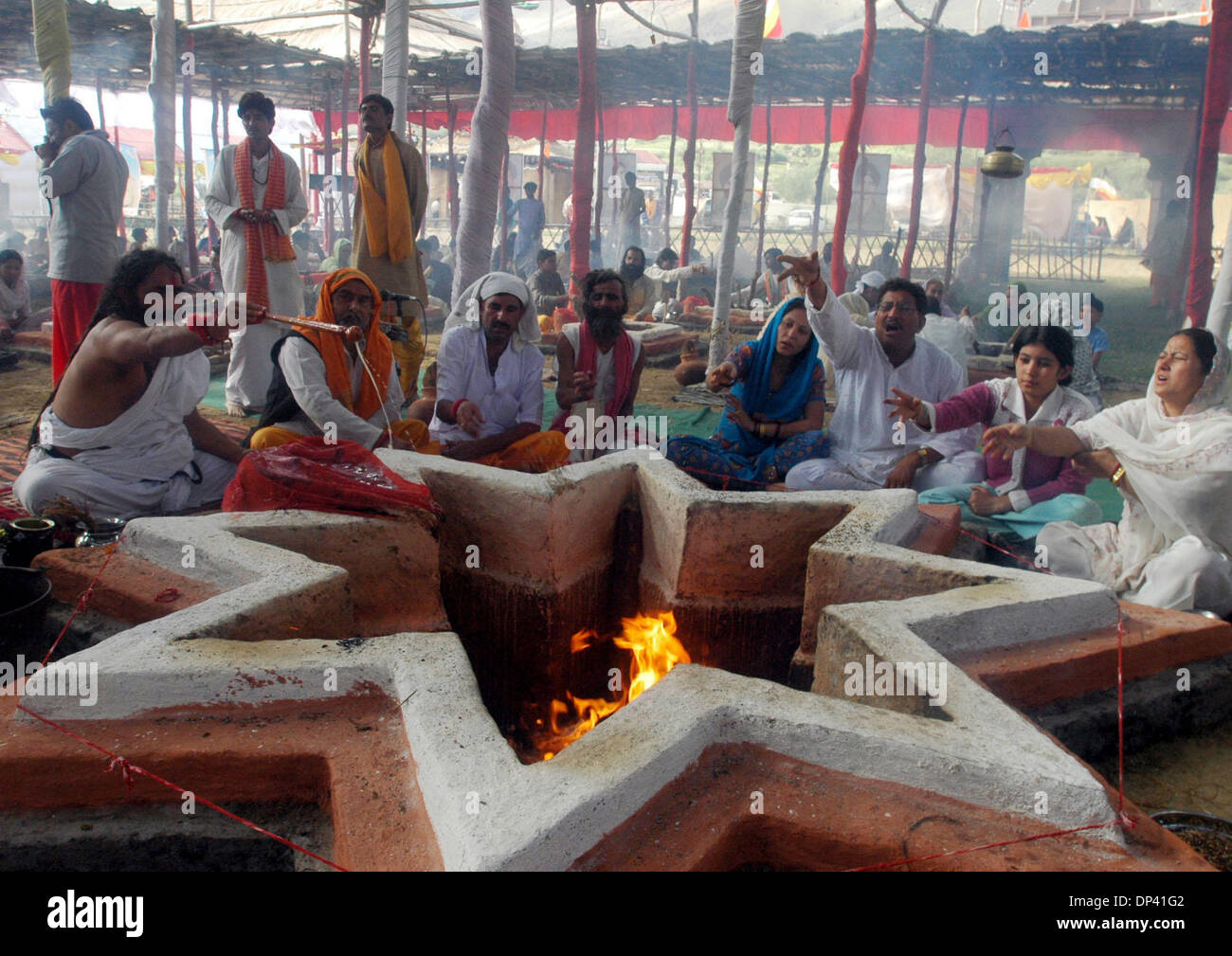 Jul 20, 2006 ; Drass, au Cachemire, en Inde ; Parents prient pour leurs morts solidiers au monument aux morts en Drass, 250 kilomètres au nord-est de Srinagar, capitale du Cachemire administrée par des Indiens. L'Inde célèbre le 7e anniversaire de la guerre de Kargil, qui a été menée contre les intrus de côté pakistanais. On estime que l'Inde a perdu 550 solidiers. Crédit obligatoire : Photo par Altaf Zarga Banque D'Images