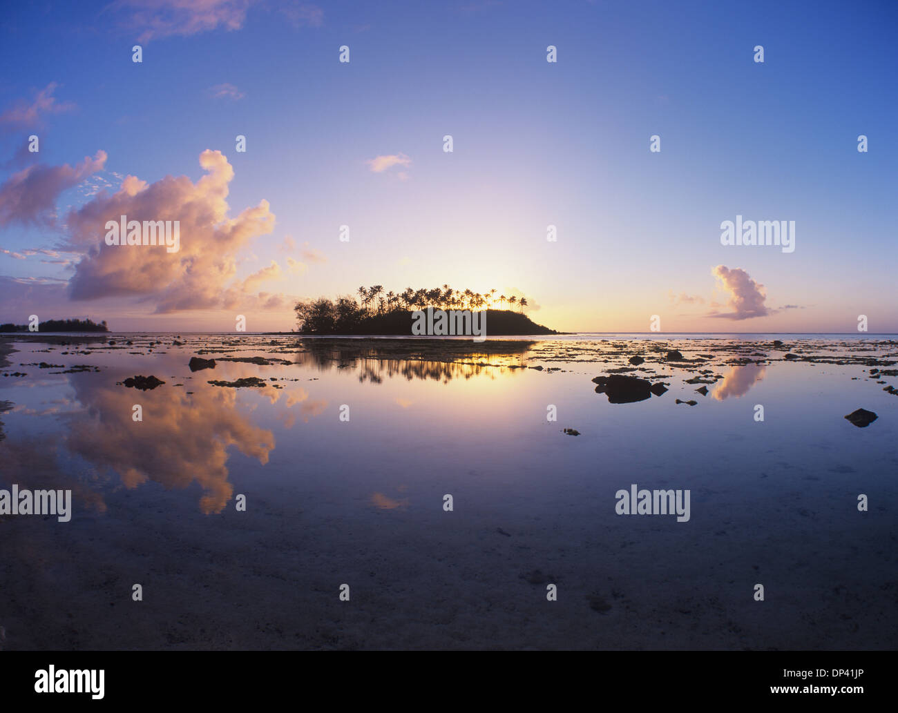 Les Îles Cook, de Rarotonga, de l'aube à Muri Lagoon avec vue du Motu Taakoka Banque D'Images