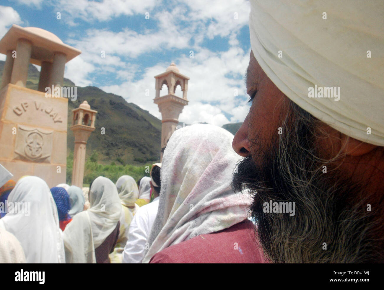 Jul 20, 2006 ; Drass, au Cachemire, en Inde ; Parents prient pour leurs morts solidiers au monument aux morts en Drass, 250 kilomètres au nord-est de Srinagar, capitale du Cachemire administrée par des Indiens. L'Inde célèbre le 7e anniversaire de la guerre de Kargil, qui a été menée contre les intrus de côté pakistanais. On estime que l'Inde a perdu 550 solidiers. Crédit obligatoire : Photo par Altaf Zarga Banque D'Images