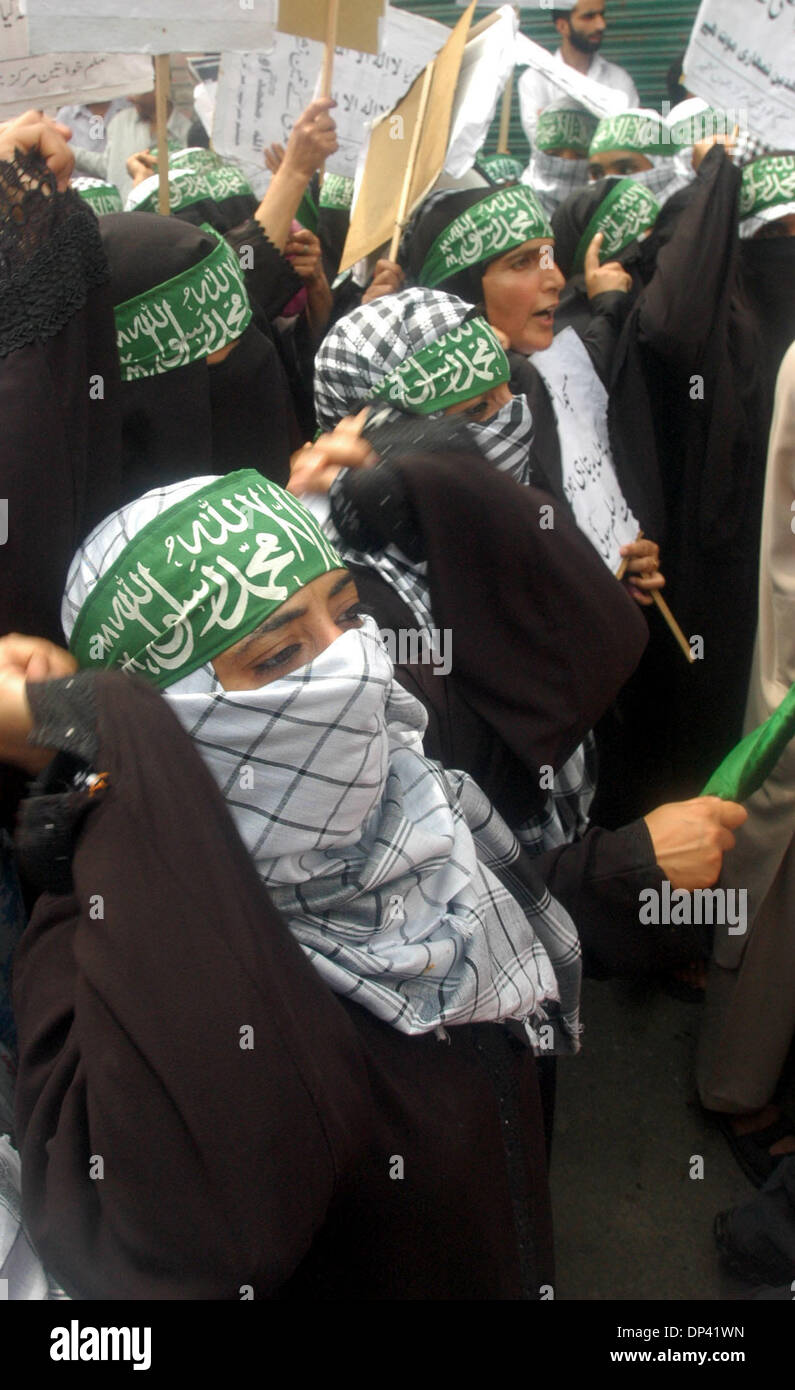 Jul 21, 2006 ; Srinagar au Cachemire ; des centaines de personnes ont bloqué la circulation dans la ville indienne de Srinagar, au Cachemire, le 21 juillet 2006 pour protester contre les attaques israéliennes au Liban. Les musulmans dans toute l'Asie s'est tenue vendredi manifestations de colère contre le bombardement du Liban, dénonçant l'État juif et exigeant l'Organisation des Nations Unies de prendre des mesures pour arrêter la violence. Crédit obligatoire : photo par Banque D'Images